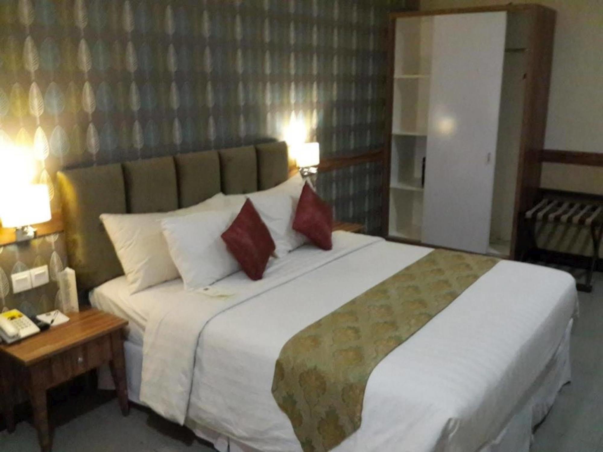 Amarelo Hotel Solo Luaran gambar